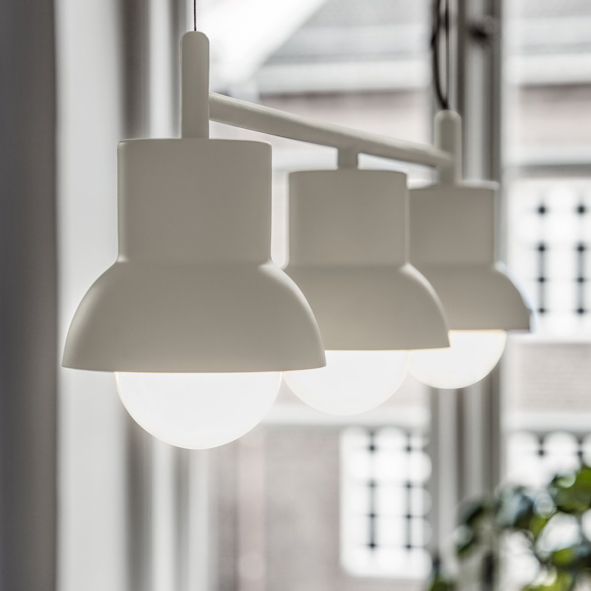 Down Long 82cm Hellbeige hängelampe Von CO Bankeryd - Die Deckenleuchte Down Long hat ein jugendliches und skandinavisches Design, das mit seinem stimmungsvollen Licht perfekt über den Esstisch passt und dort den Mittelpunkt des Zuhauses beleuchtet.