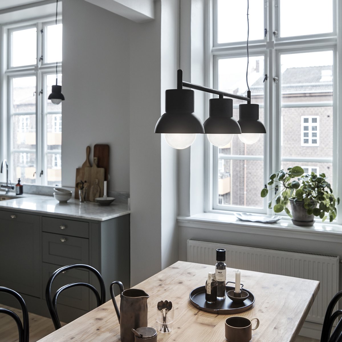 Down Long 82cm Anthrazit hängelampe Von CO Bankeryd - Die Deckenleuchte Down Long hat ein jugendliches und skandinavisches Design, das mit seinem stimmungsvollen Licht perfekt über den Esstisch passt und dort den Mittelpunkt des Zuhauses beleuchtet.