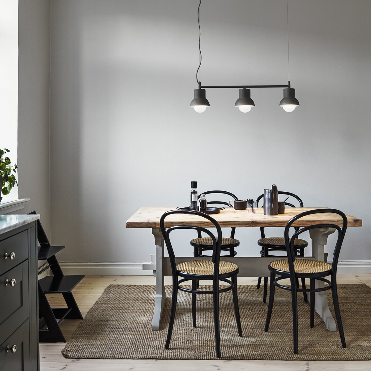 Down Long 82cm Anthrazit hängelampe Von CO Bankeryd - Die Deckenleuchte Down Long hat ein jugendliches und skandinavisches Design, das mit seinem stimmungsvollen Licht perfekt über den Esstisch passt und dort den Mittelpunkt des Zuhauses beleuchtet.