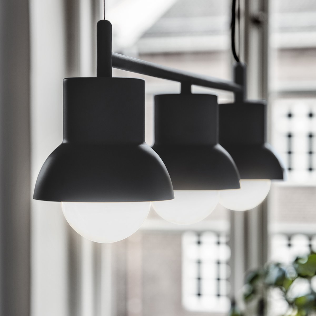 Down Long 82cm Anthrazit hängelampe Von CO Bankeryd - Die Deckenleuchte Down Long hat ein jugendliches und skandinavisches Design, das mit seinem stimmungsvollen Licht perfekt über den Esstisch passt und dort den Mittelpunkt des Zuhauses beleuchtet.
