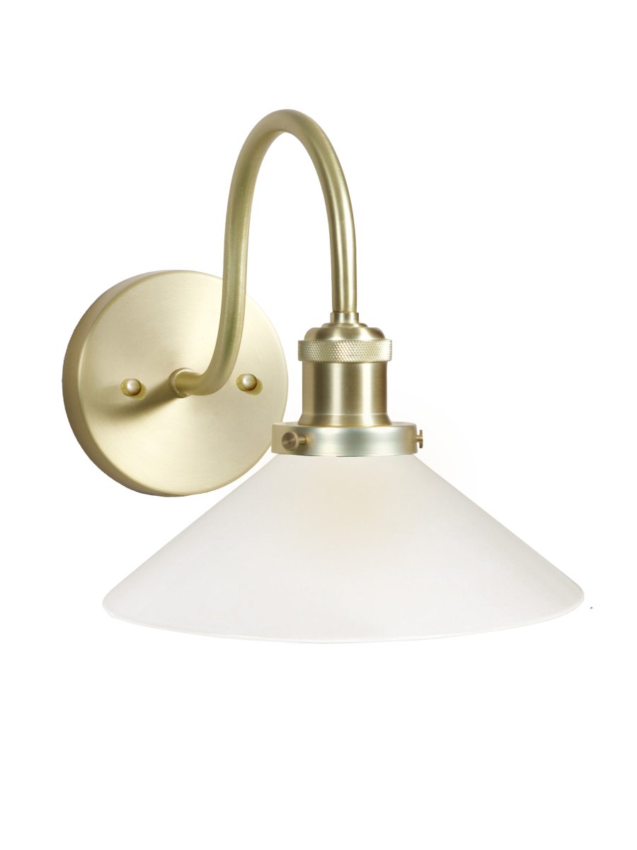 August 38cm Messing/Weiß badezimmerlampe Von PR Home - Diese Wandleuchte im Schuster-Stil wurde speziell f&uuml;r Badezimmer entworfen und verf&uuml;gt &uuml;ber einen eleganten Glasschirm mit 25 cm Durchmesser, der das Licht sanft und gleichm&auml;&szlig;ig verteilt.