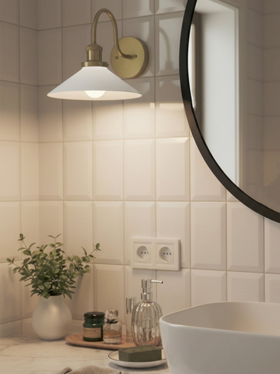August 38cm Messing/Weiß badezimmerlampe Von PR Home - Diese Wandleuchte im Schuster-Stil wurde speziell f&uuml;r Badezimmer entworfen und verf&uuml;gt &uuml;ber einen eleganten Glasschirm mit 25 cm Durchmesser, der das Licht sanft und gleichm&auml;&szlig;ig verteilt.