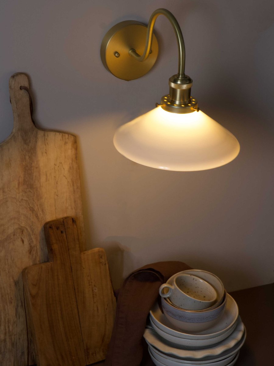August 38cm Messing/Weiß badezimmerlampe Von PR Home - Diese Wandleuchte im Schuster-Stil wurde speziell f&uuml;r Badezimmer entworfen und verf&uuml;gt &uuml;ber einen eleganten Glasschirm mit 25 cm Durchmesser, der das Licht sanft und gleichm&auml;&szlig;ig verteilt.