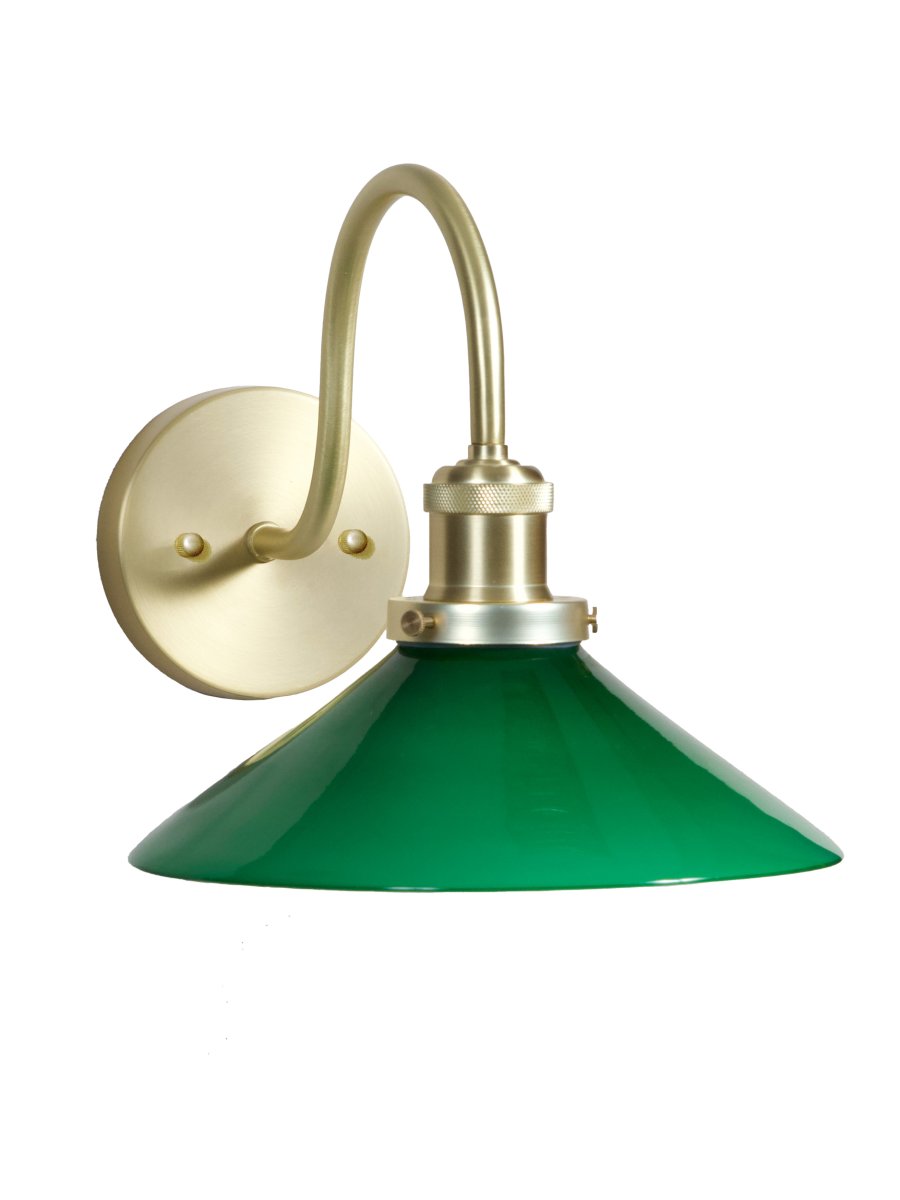 August 38cm Messing/Grün badezimmerlampe Von PR Home - Diese Wandleuchte im Schuster-Stil wurde speziell f&uuml;r Badezimmer entworfen und verf&uuml;gt &uuml;ber einen eleganten Glasschirm mit 25 cm Durchmesser, der das Licht sanft und gleichm&auml;&szlig;ig verteilt.
