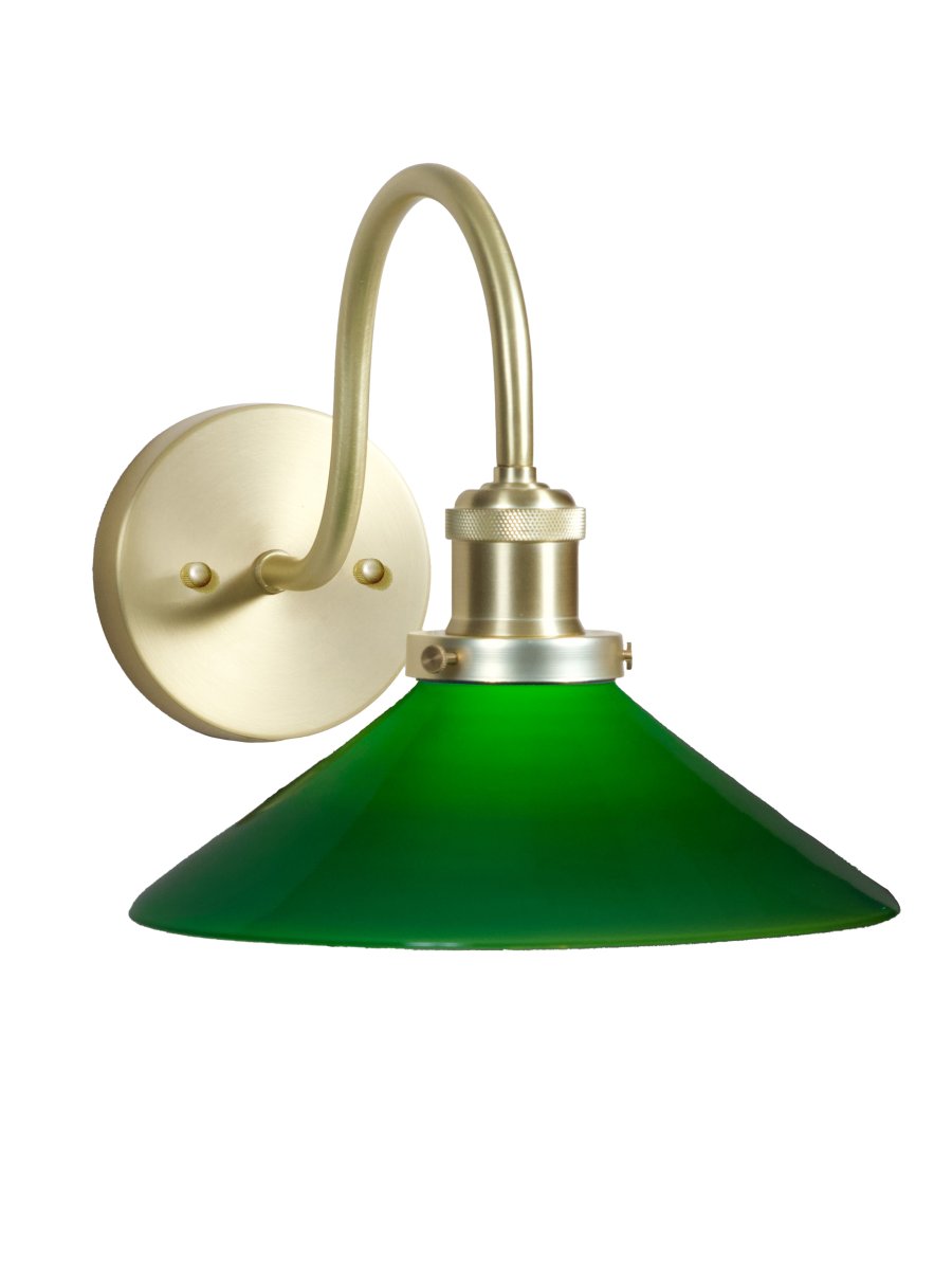 August 38cm Messing/Grün badezimmerlampe Von PR Home - Diese Wandleuchte im Schuster-Stil wurde speziell f&uuml;r Badezimmer entworfen und verf&uuml;gt &uuml;ber einen eleganten Glasschirm mit 25 cm Durchmesser, der das Licht sanft und gleichm&auml;&szlig;ig verteilt.