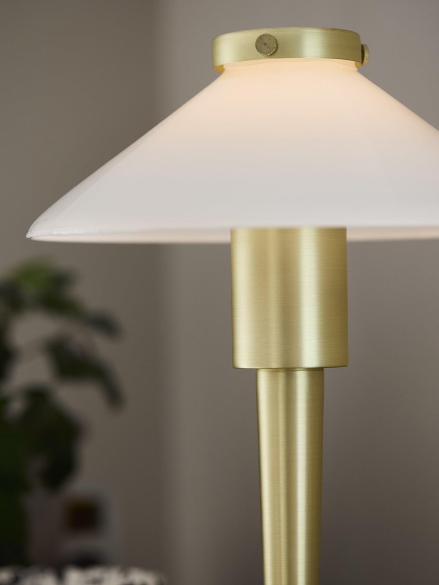 August 34cm Messing tischlampe Von PR Home - August Tischlampe mit Metallsockel und Glasschirm.