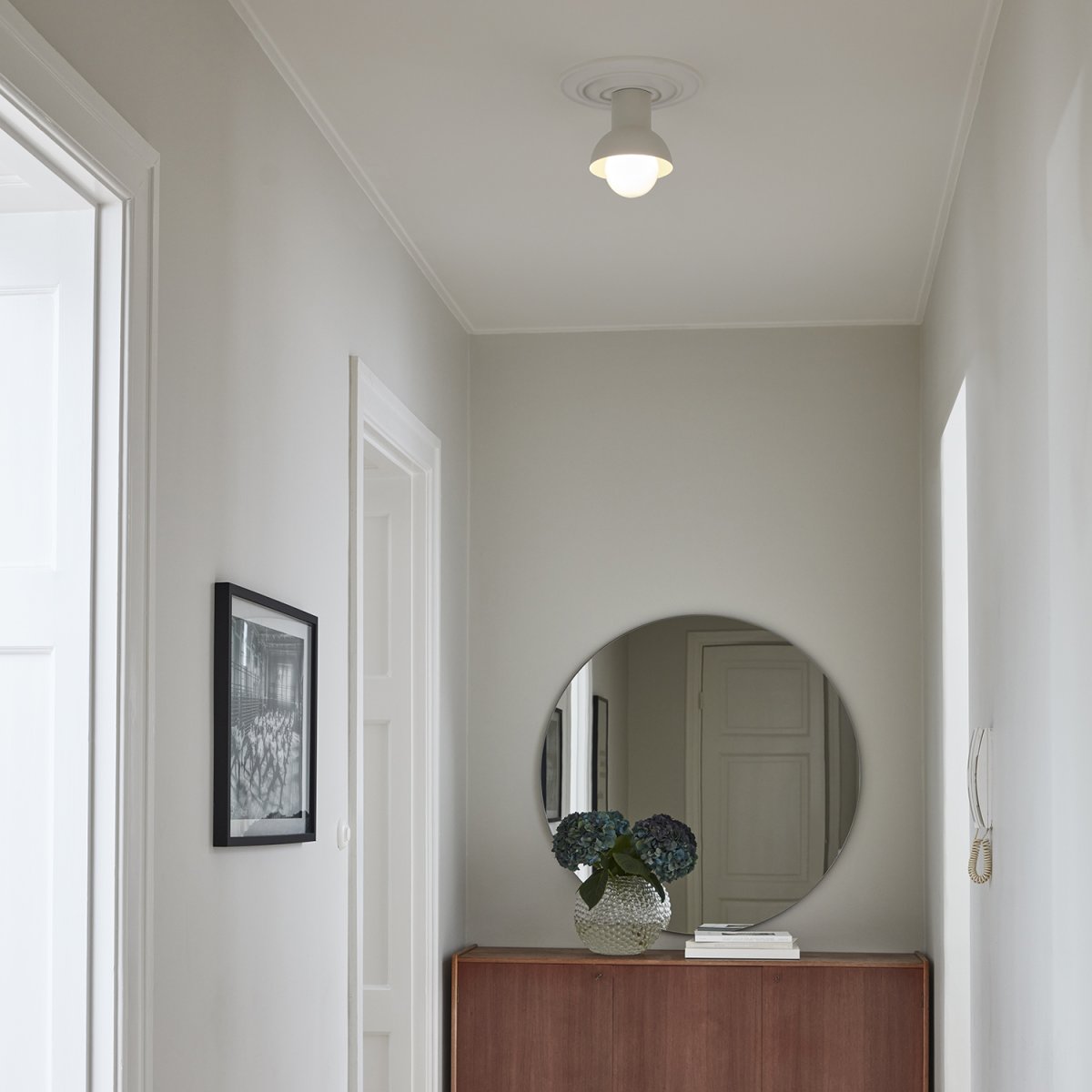 Down Ø20 Hellbeige deckenleuchte Von CO Bankeryd - Down Plafond hat ein jugendliches und skandinavisches Design, das mit seinem stimmungsvollen Licht perfekt in den Flur oder die K&uuml;che passt.