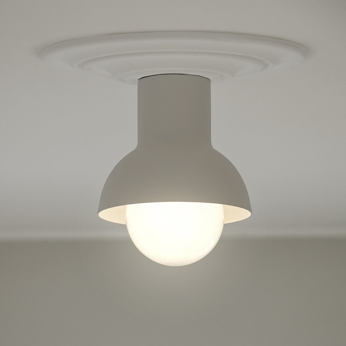 Down Ø20 Hellbeige deckenleuchte Von CO Bankeryd - Down Plafond hat ein jugendliches und skandinavisches Design, das mit seinem stimmungsvollen Licht perfekt in den Flur oder die K&uuml;che passt.