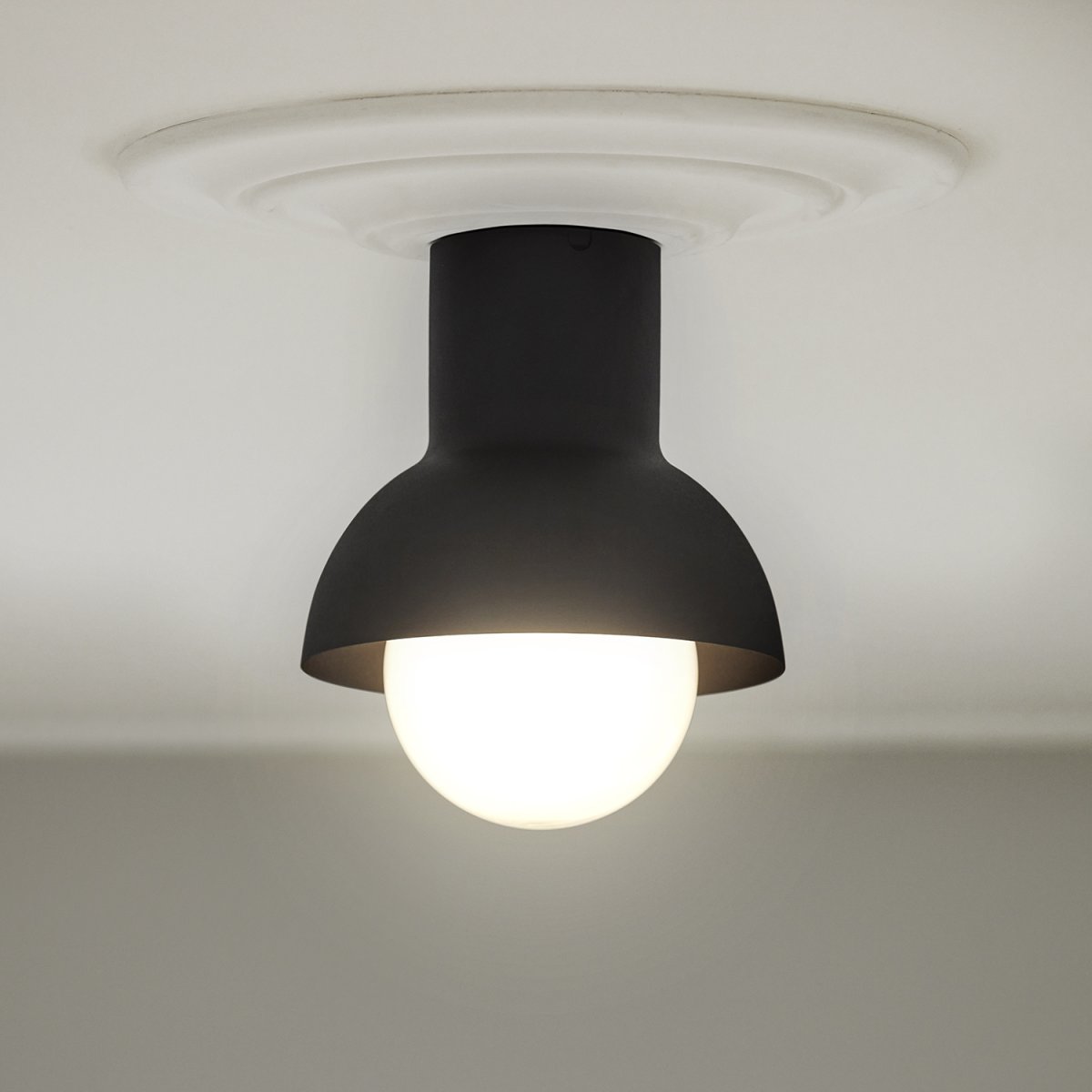 Down Ø20 Anthrazit deckenleuchte Von CO Bankeryd - Down Plafond hat ein jugendliches und skandinavisches Design, das mit seinem stimmungsvollen Licht perfekt in den Flur oder die K&uuml;che passt.