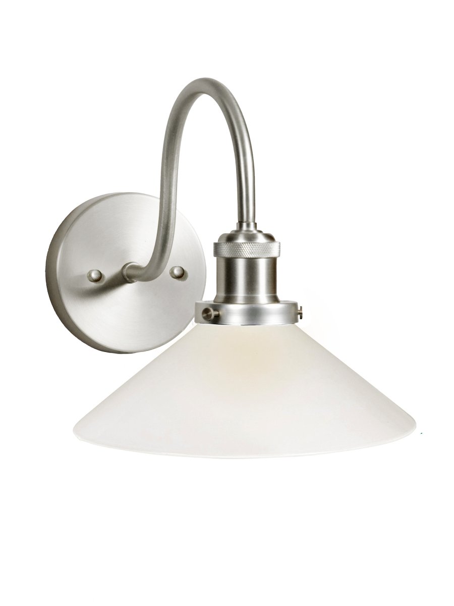 August 38cm Chrom/Weiß badezimmerlampe Von PR Home - Diese Wandleuchte im Schusterstil wurde speziell f&uuml;r Badezimmer entworfen und verf&uuml;gt &uuml;ber einen eleganten Glasschirm mit 25 cm Durchmesser, der das Licht sanft und gleichm&auml;&szlig;ig verteilt.