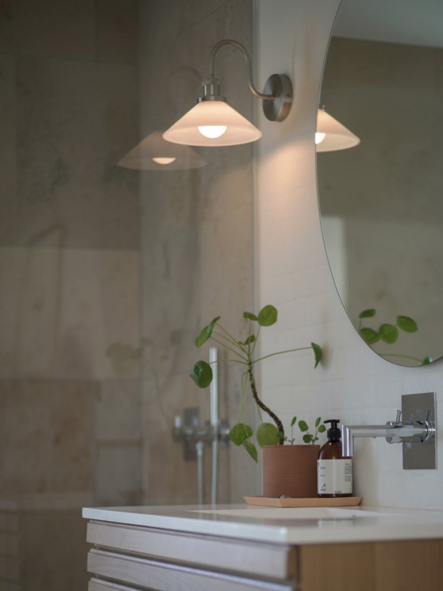 August 38cm Chrom/Weiß badezimmerlampe Von PR Home - Diese Wandleuchte im Schusterstil wurde speziell f&uuml;r Badezimmer entworfen und verf&uuml;gt &uuml;ber einen eleganten Glasschirm mit 25 cm Durchmesser, der das Licht sanft und gleichm&auml;&szlig;ig verteilt.