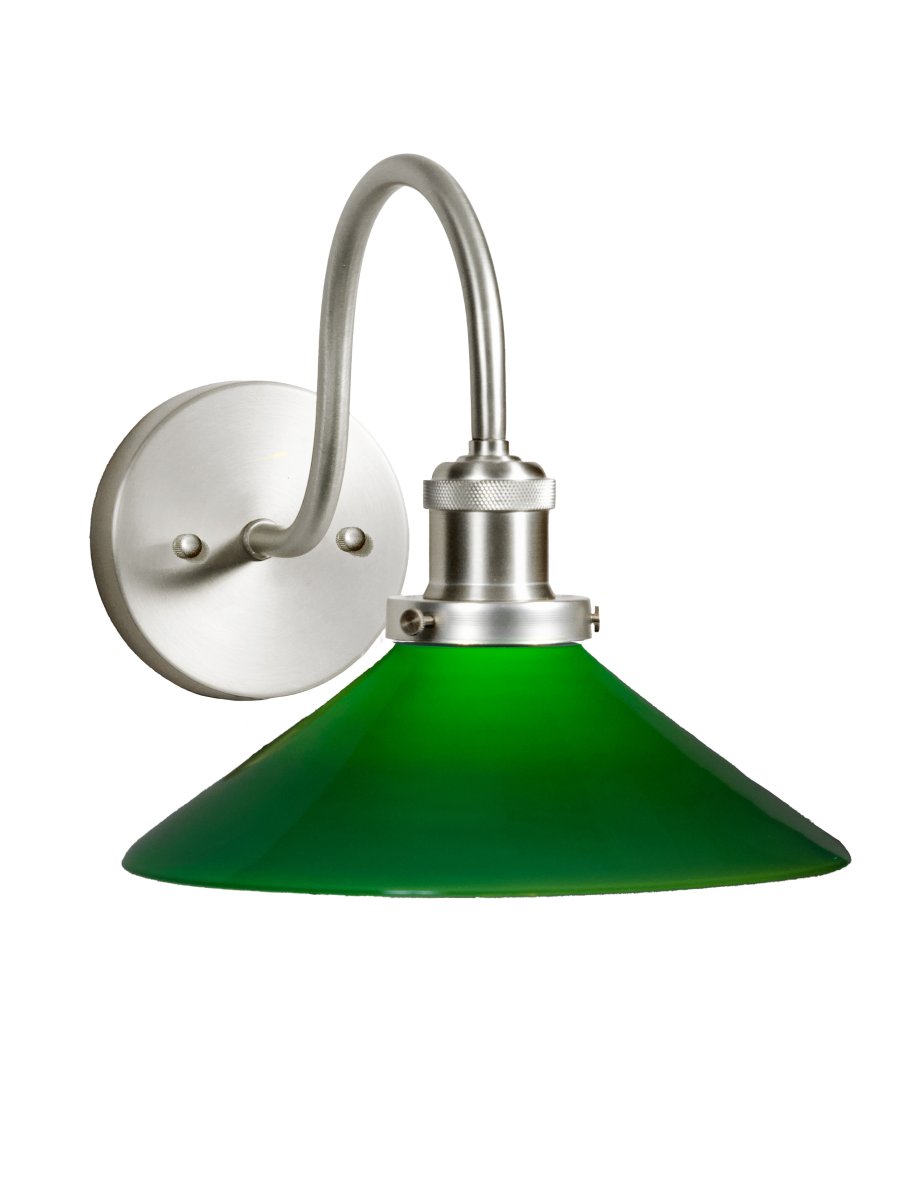 August 38cm Chrom/Grün badezimmerlampe Von PR Home - Diese Wandleuchte im Schusterstil wurde speziell f&uuml;r Badezimmer entworfen und verf&uuml;gt &uuml;ber einen eleganten Glasschirm mit 25 cm Durchmesser, der das Licht sanft und gleichm&auml;&szlig;ig verteilt.