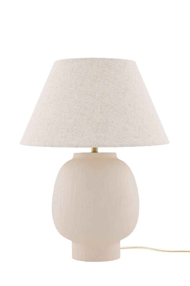 Lorenzo 46cm Beige tischlampe Von Globen Lighting - Die handgefertigte Struktur verleiht jeder Leuchte einen nat&uuml;rlichen und lebendigen Ausdruck, w&auml;hrend der beigefarbene Textilschirm f&uuml;r eine sanfte und behagliche Atmosph&auml;re sorgt.