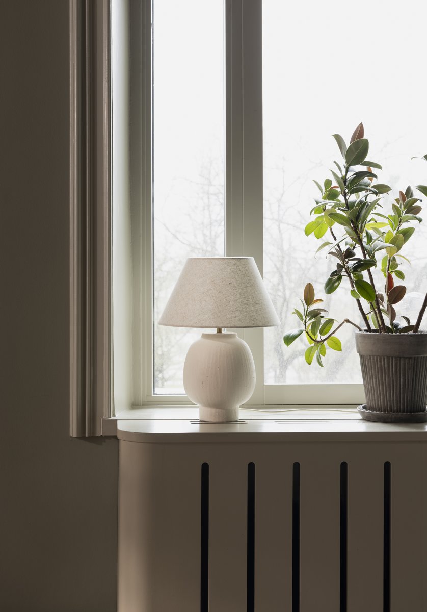 Lorenzo 46cm Beige tischlampe Von Globen Lighting - Die handgefertigte Struktur verleiht jeder Leuchte einen nat&uuml;rlichen und lebendigen Ausdruck, w&auml;hrend der beigefarbene Textilschirm f&uuml;r eine sanfte und behagliche Atmosph&auml;re sorgt.