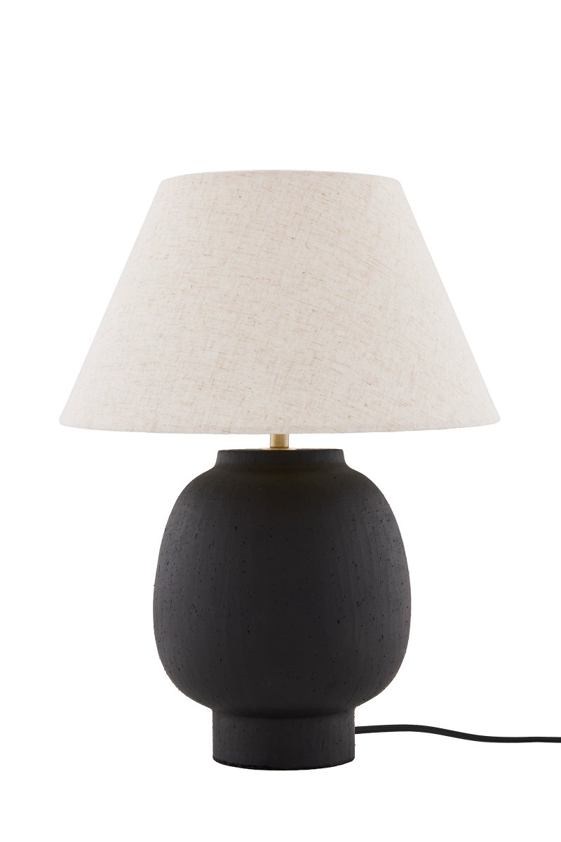 Lorenzo 46cm Schwarz tischlampe Von Globen Lighting - Die abgerundete, griffige Form und die großzügige Größe machen Lorenzo zu einem dekorativen Blickfang, der sich perfekt auf einem größeren Beistelltisch, einer Konsole oder einem Schreibtisch eignet.