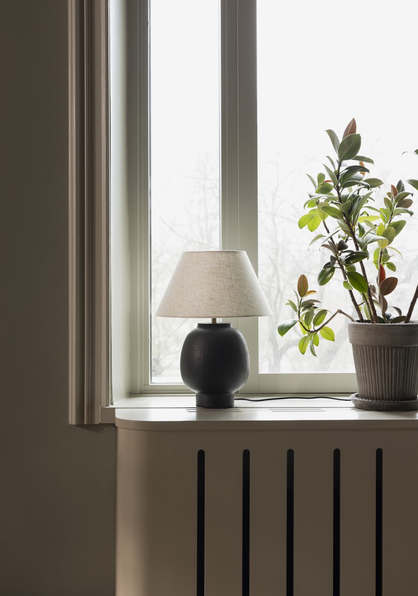 Lorenzo 46cm Schwarz tischlampe Von Globen Lighting - Die abgerundete, griffige Form und die großzügige Größe machen Lorenzo zu einem dekorativen Blickfang, der sich perfekt auf einem größeren Beistelltisch, einer Konsole oder einem Schreibtisch eignet.