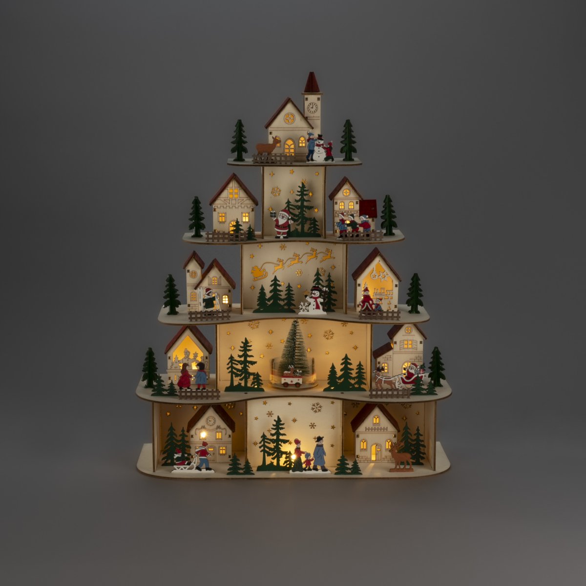 Weihnachtsdorf LED 48 cm Holz Von Konstsmide - Das detailreiche Design erstreckt sich &uuml;ber mehrere Etagen und zeigt kleine H&auml;user, Tannenb&auml;ume und winterliche Motive, die zusammen eine bezaubernde Weihnachtsgeschichte erz&auml;hlen.