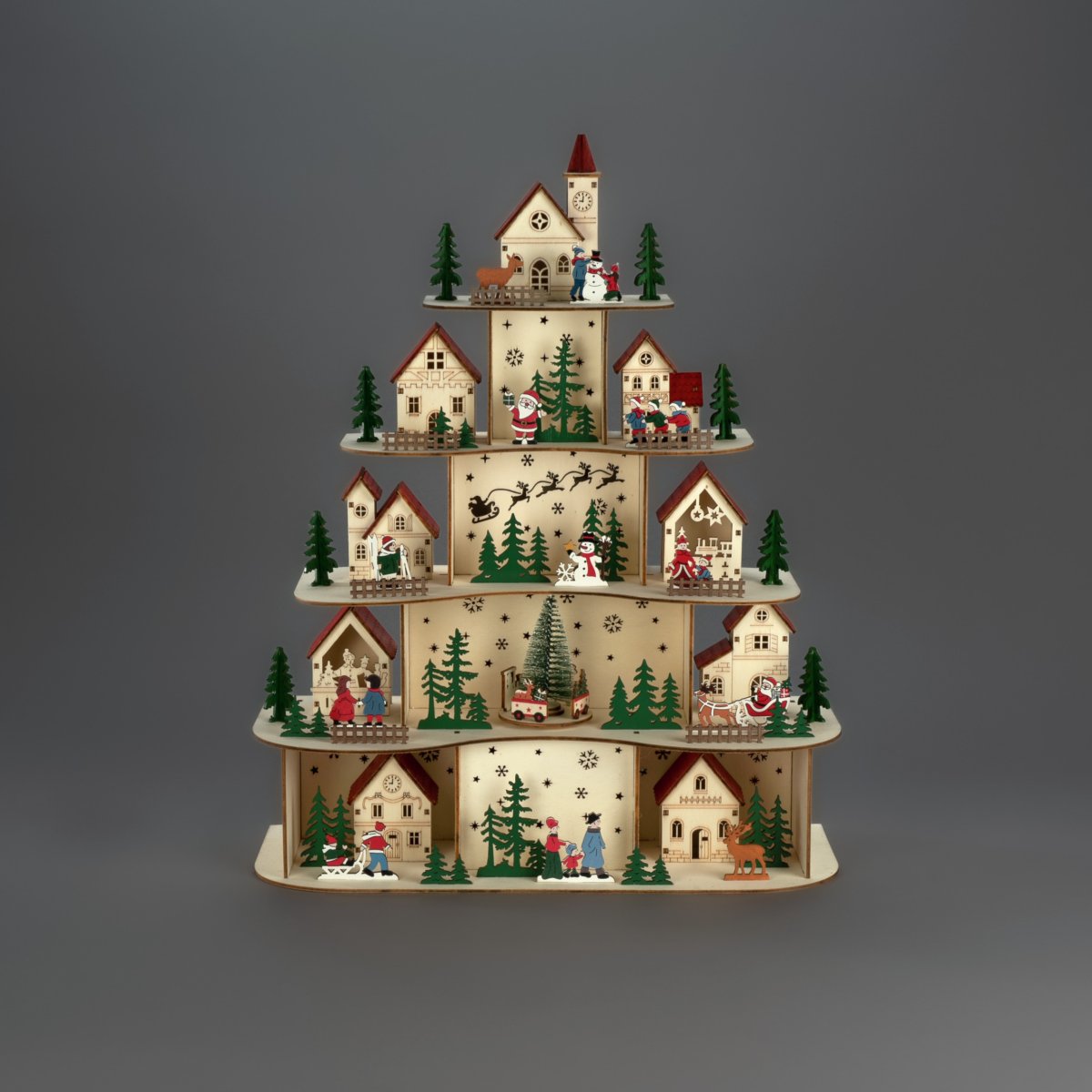 Weihnachtsdorf LED 48 cm Holz Von Konstsmide - Das detailreiche Design erstreckt sich &uuml;ber mehrere Etagen und zeigt kleine H&auml;user, Tannenb&auml;ume und winterliche Motive, die zusammen eine bezaubernde Weihnachtsgeschichte erz&auml;hlen.