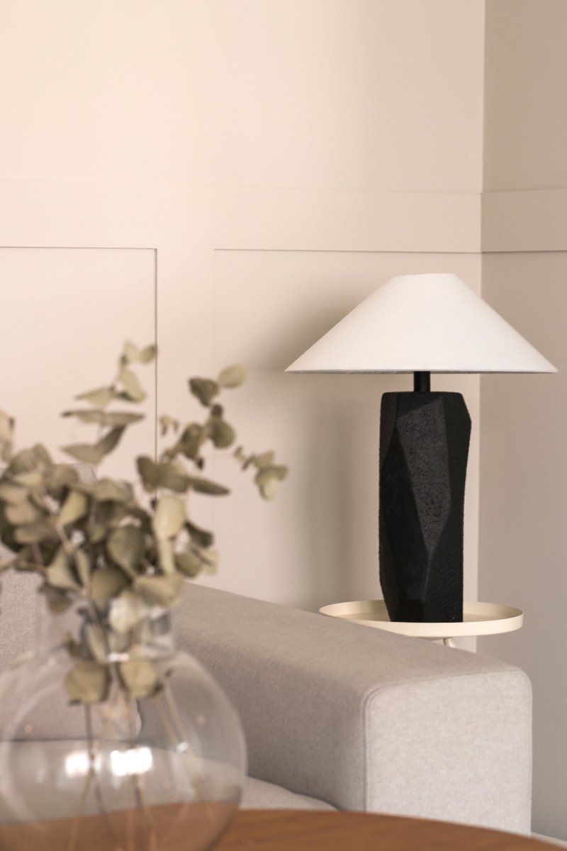 Massi 56cm Schwarz tischlampe Von Globen Lighting - Der wei&szlig;e Lampenschirm aus Baumwolle hat einen unteren Durchmesser von 40 cm, einen oberen Durchmesser von 5 cm und eine H&ouml;he von 14 cm.