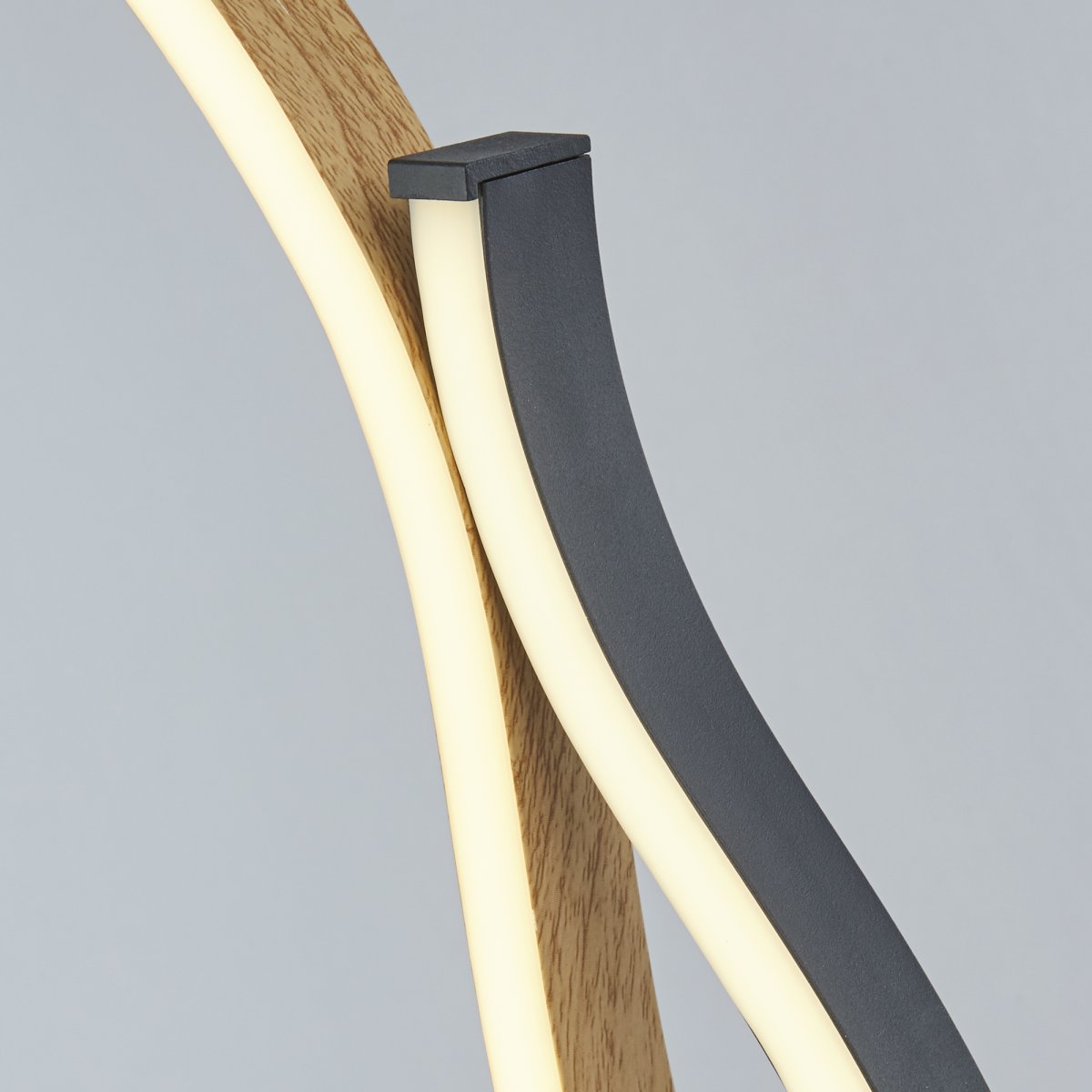 Bloom 48cm Sandschwarz tischlampe Von Searchlight - Mit ihren integrierten LED-Leuchten erzeugt die Lampe ein warmes und einladendes Licht, während ihre schwarzen und goldenen Linien ihr eine raffinierte Note verleihen.