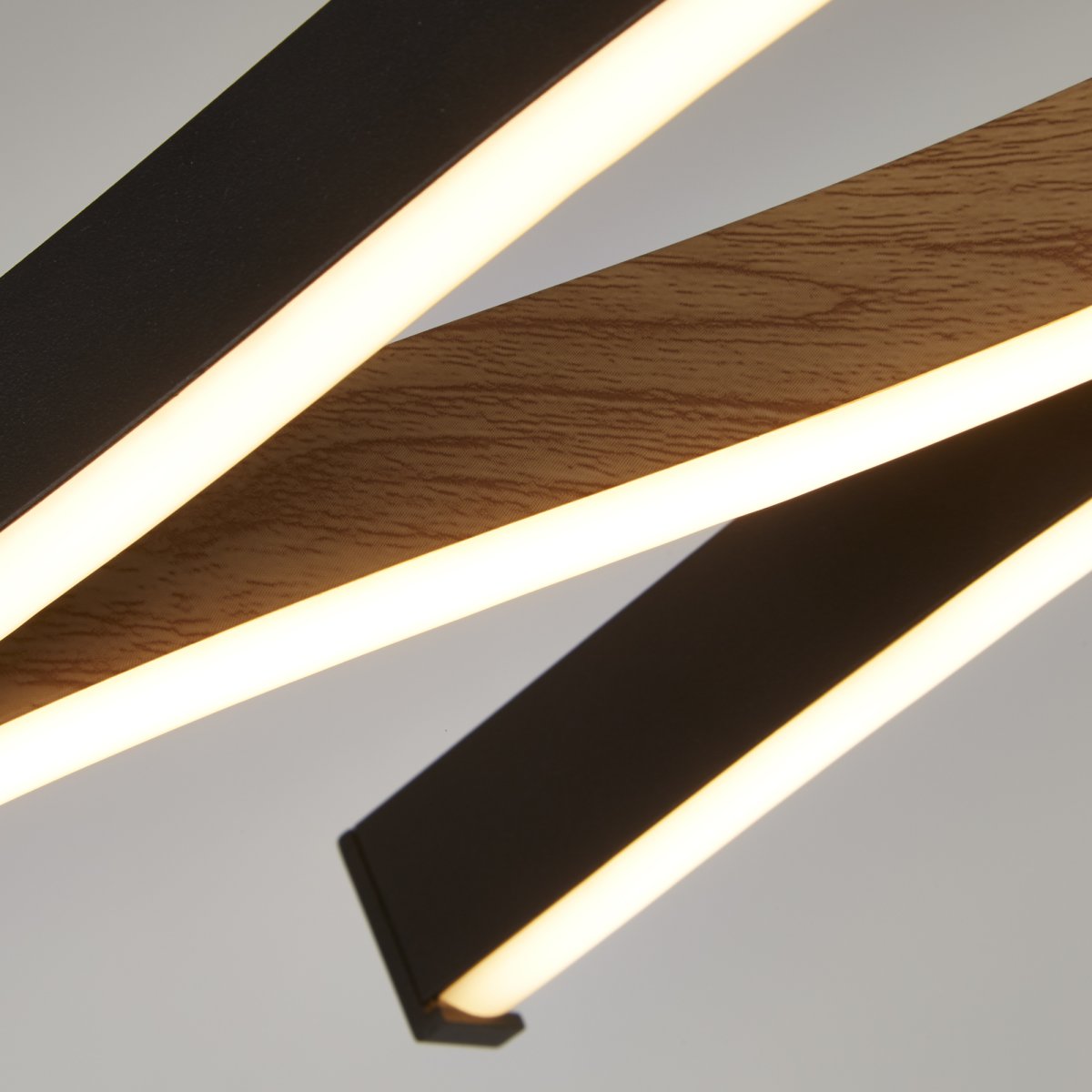 Bloom 108cm Schwarz hängelampe Von Searchlight - Die Bloom-Pendelleuchte aus schwarzem Metall und Holzoptik ist ein beeindruckendes Einrichtungsdetail, das Stil und Funktion vereint und Ihr Wohnzimmer oder Esszimmer aufwertet.
