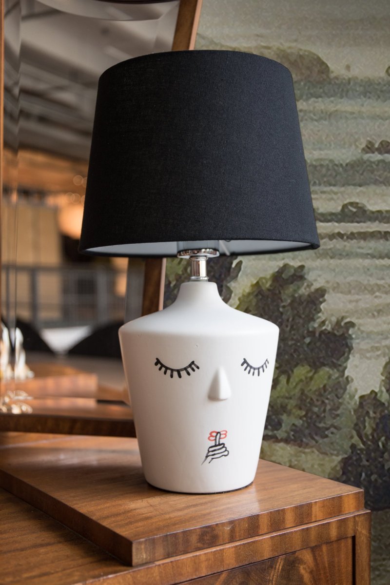 Nora 43cm Weiß tischlampe Von Globen Lighting - Sie k&ouml;nnen nach Belieben ausw&auml;hlen, welche Seite der Lampe Sie pr&auml;sentieren m&ouml;chten.