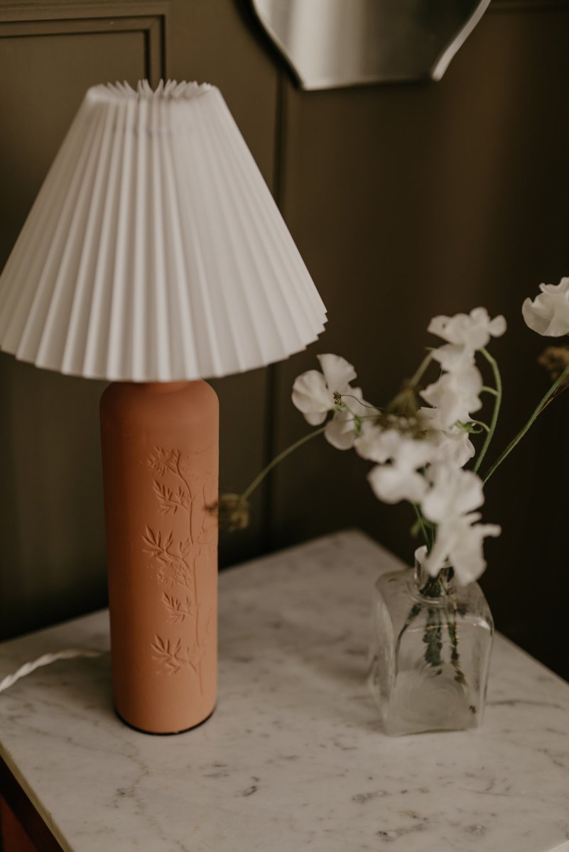 Flora 46cm Terrakotta tischlampe Von Globen Lighting - Johanna wollte eine Lampe entwerfen, die aus Materialien, Farben und Formen besteht, die sich in der Natur widerspiegeln und sowohl in l&auml;ndliche als auch in moderne Umgebungen passen.
