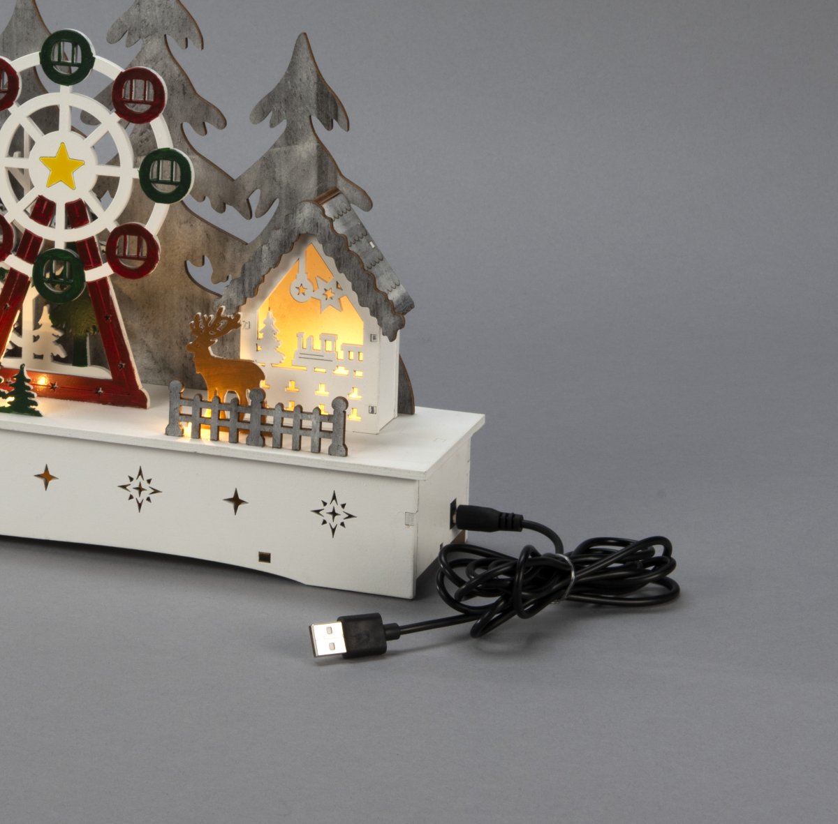 Weihnachtsdorf LED 25cm Mehrfarbig Von Konstsmide - Das Weihnachtsdorf ist mit einem 6-Stunden-Timer ausgestattet und wird mit 2 AA-Batterien (nicht im Lieferumfang enthalten) betrieben.