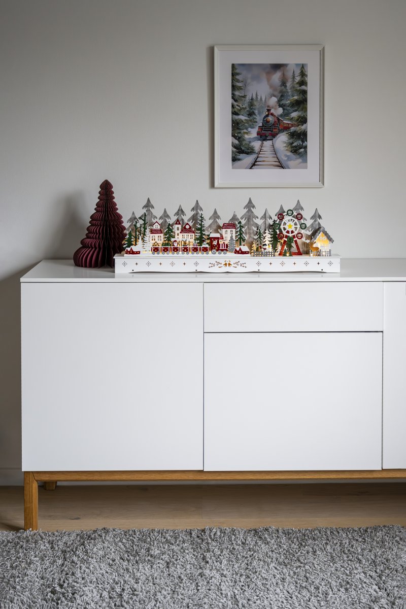 Weihnachtsdorf LED 25cm Mehrfarbig Von Konstsmide - Das Weihnachtsdorf ist mit einem 6-Stunden-Timer ausgestattet und wird mit 2 AA-Batterien (nicht im Lieferumfang enthalten) betrieben.