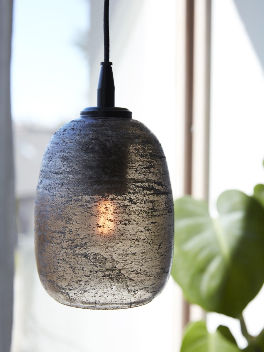 Jonna Ø12 Braun fensterlampe Von PR Home - Metalldetails in Mattschwarz und ein 3 Meter langes schwarzes Textilkabel mit Wandstecker.