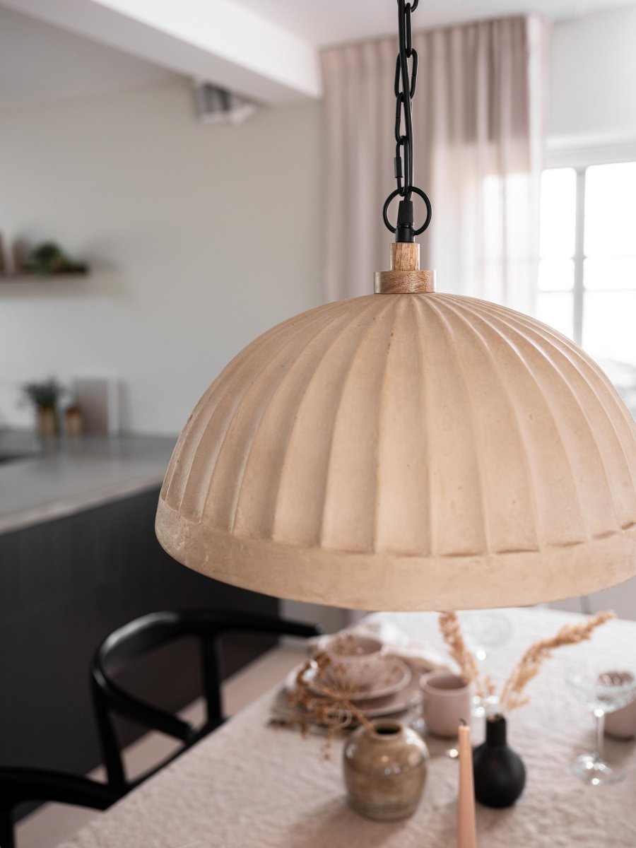 Haley Ø43 Beige hängelampe Von PR Home - 1,3 m lange schwarze Metallkette und 1,5 m langes schwarzes Kunststoffkabel und schwarze Metalldeckenschale zur Hakenaufh&auml;ngung.