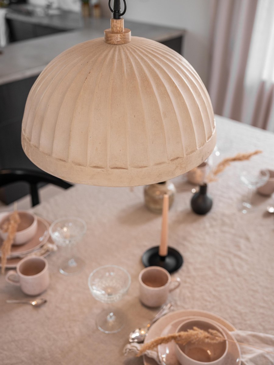 Haley Ø43 Beige hängelampe Von PR Home - 1,3 m lange schwarze Metallkette und 1,5 m langes schwarzes Kunststoffkabel und schwarze Metalldeckenschale zur Hakenaufh&auml;ngung.