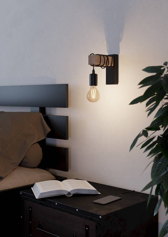 Townshend Schwarz wandlampe Von Eglo - Das schlichte, aber charmante Design der Lampe passt gleichermaßen gut in moderne wie auch in ländliche Umgebungen und sorgt für eine warme und einladende Atmosphäre.