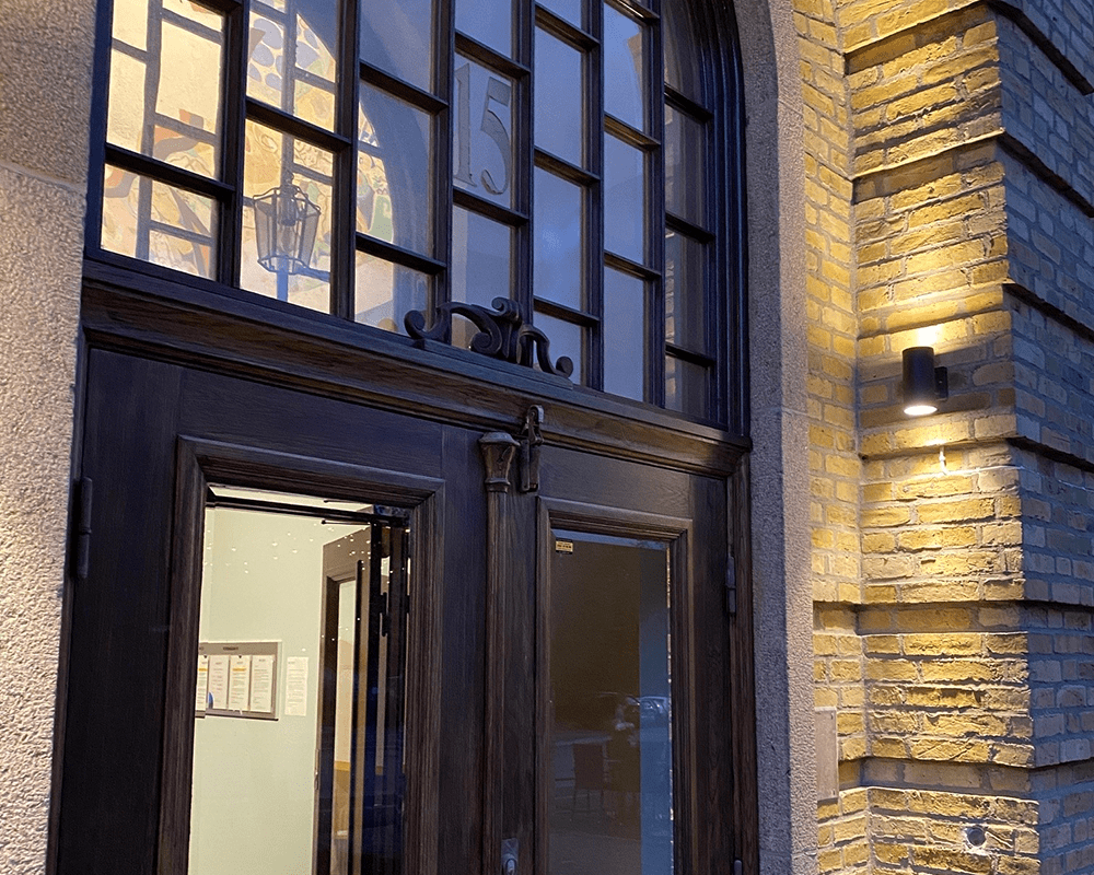 Heron II Schwarz außenlampe Von Westal - Der Treiber ist integriert und auf der Rückseite befindet sich ein Ein-/Ausgang.