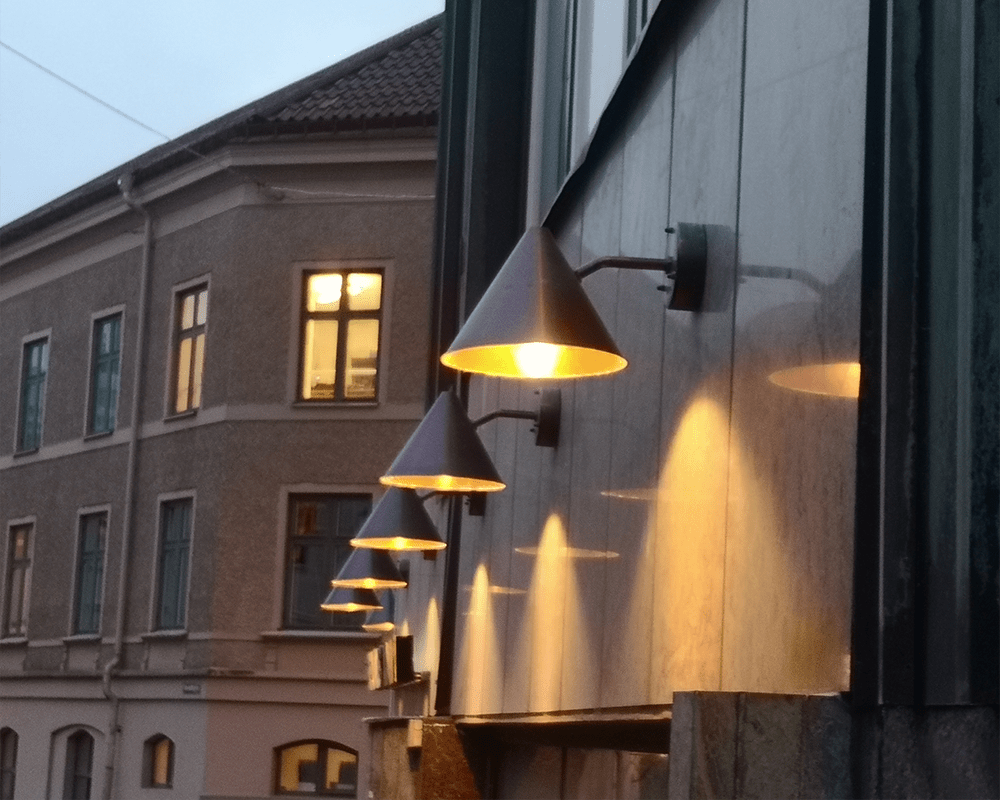 Tratt Oxidiertes Kupfer außenlampe Von Westal - Die Leuchte eignet sich gleicherma&szlig;en f&uuml;r den Innen- und Au&szlig;enbereich und bietet eine zeitlose und stilvolle Lichtl&ouml;sung.