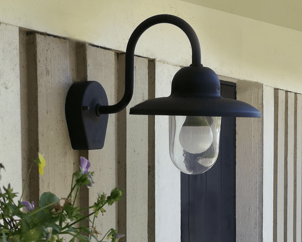 Nisse Schwarz außenlampe Von Westal - Der klare Glasschirm sorgt für eine effektive Lichtverteilung und schafft eine einladende Atmosphäre an Eingängen, Fassaden oder Terrassen.