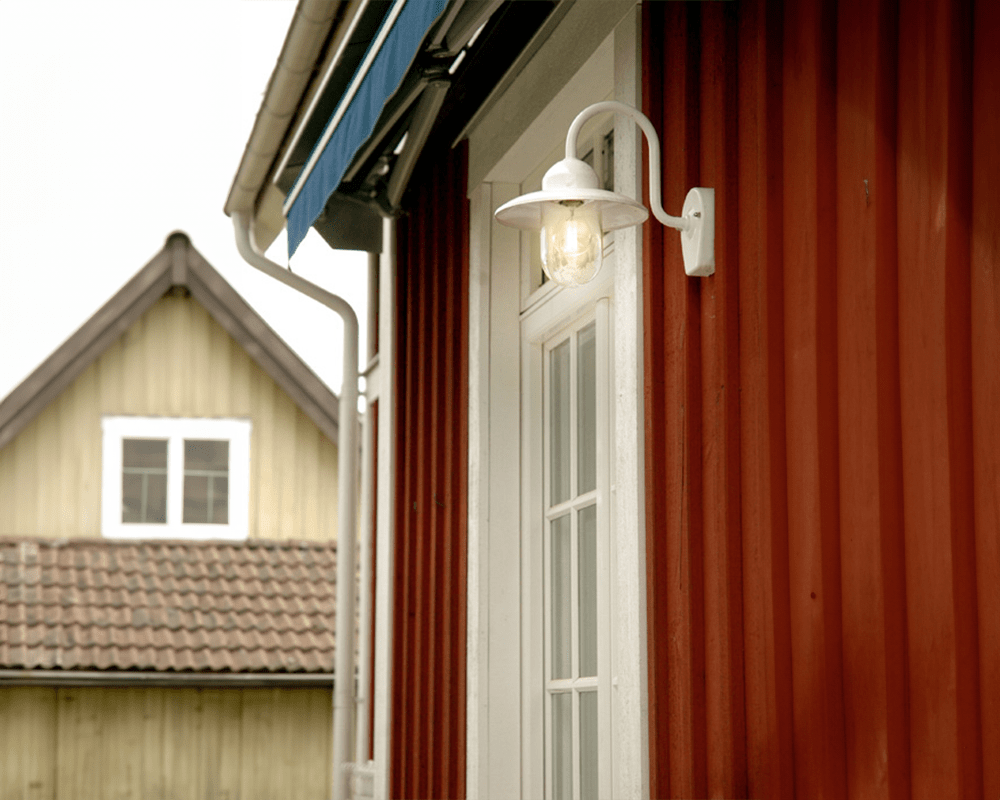 Nisse Weiß außenlampe Von Westal - Der transparente Glasschirm sorgt für eine effektive Lichtverteilung und schafft eine einladende Atmosphäre an Eingängen, Fassaden oder Terrassen.