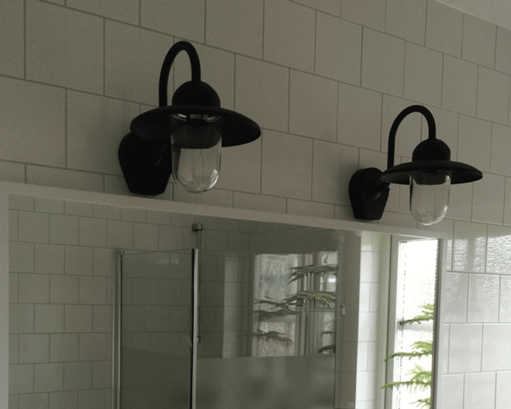 Nisse Oxidiertes Kupfer außenlampe Von Westal - Der klare Glasschirm sorgt für eine effektive Lichtverteilung und schafft eine einladende Atmosphäre an Eingängen, Fassaden oder Terrassen.