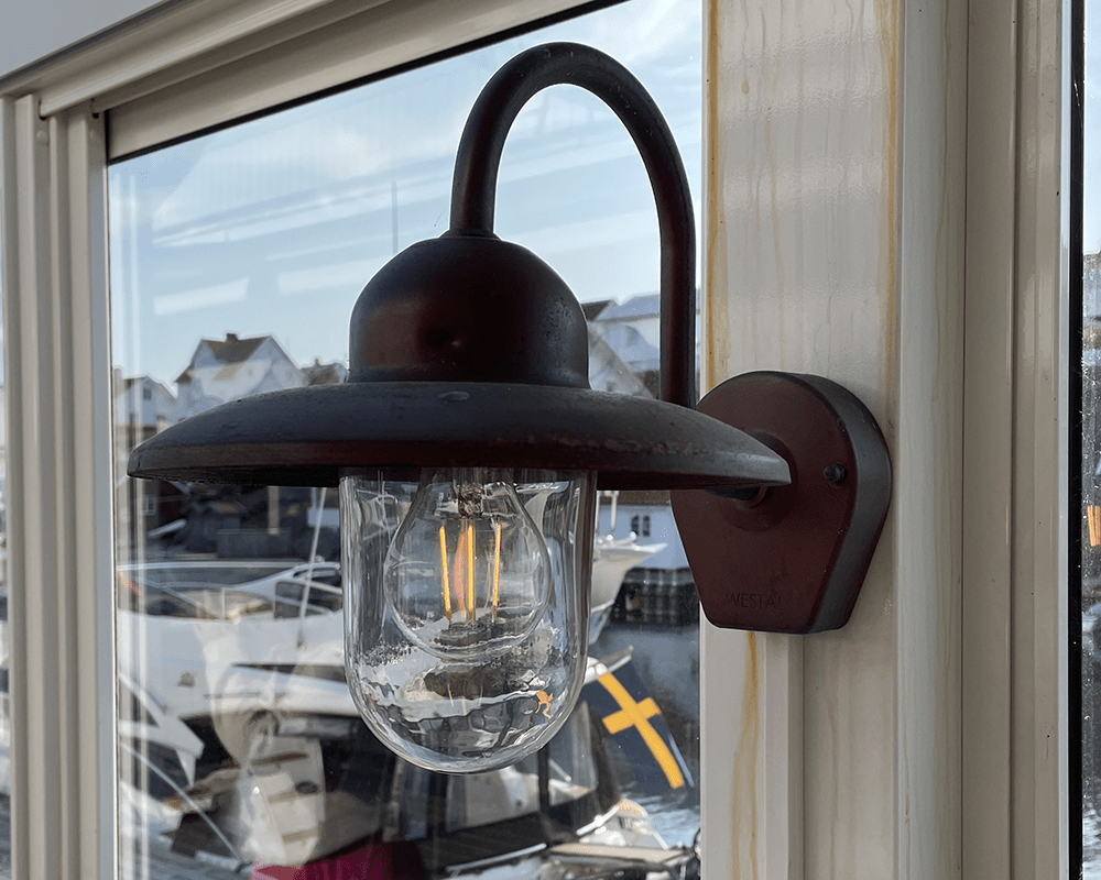 Nisse Oxidiertes Kupfer außenlampe Von Westal - Der klare Glasschirm sorgt für eine effektive Lichtverteilung und schafft eine einladende Atmosphäre an Eingängen, Fassaden oder Terrassen.