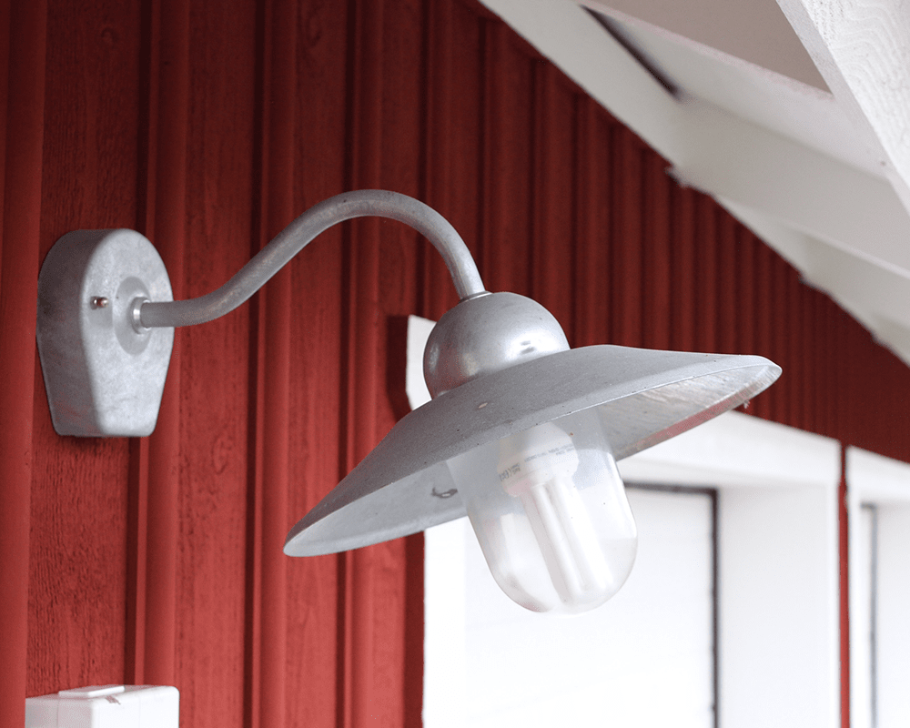 Stall Verzinkter Stahl außenlampe Von Westal - Das hintere Teil verf&uuml;gt &uuml;ber zwei Ein- und Ausg&auml;nge sowie einen Schnellanschlussklemmenblock.