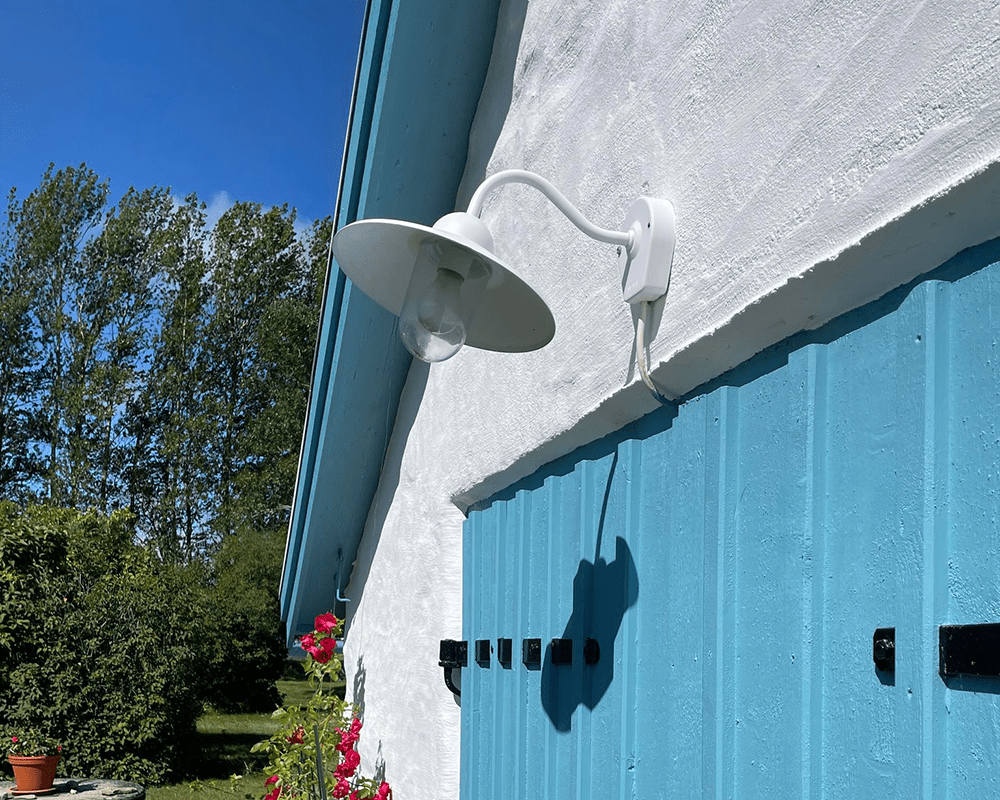 Stall Weiß außenlampe Von Westal - Das hintere Teil verfügt über zwei Ein- und Ausgänge sowie einen Schnellanschlussklemmenblock.