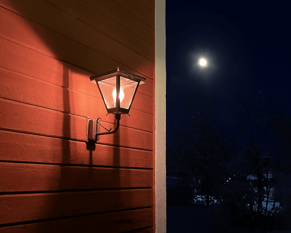 Gustav upp Schwarz außenlampe Von Westal - Wählen Sie zwischen einer nach oben oder unten gerichteten Laterne in lackierter und rostbeständiger Ausführung oder in herrlich oxidiertem Kupfer.