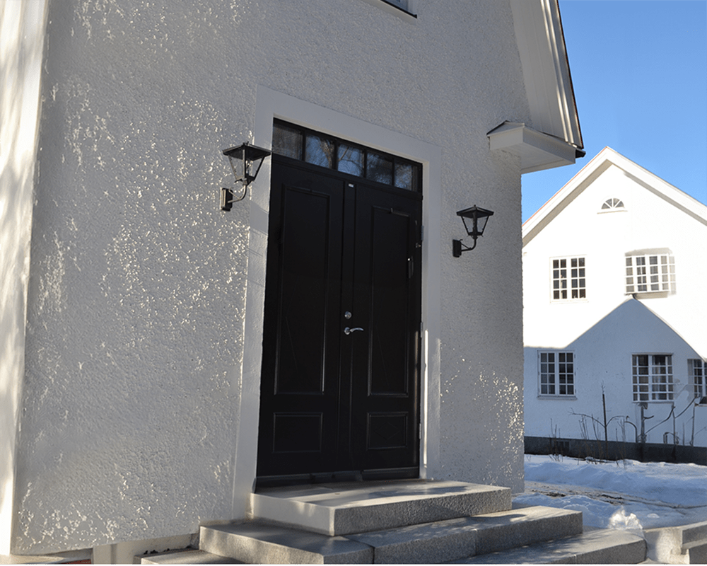 Gustav upp Schwarz außenlampe Von Westal - Wählen Sie zwischen einer nach oben oder unten gerichteten Laterne in lackierter und rostbeständiger Ausführung oder in herrlich oxidiertem Kupfer.