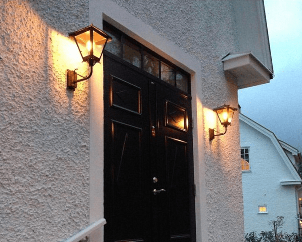 Gustav upp Schwarz außenlampe Von Westal - Wählen Sie zwischen einer nach oben oder unten gerichteten Laterne in lackierter und rostbeständiger Ausführung oder in herrlich oxidiertem Kupfer.