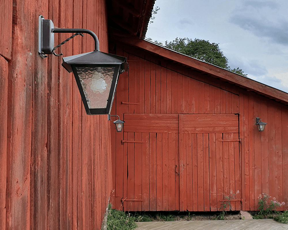 Gustav ned Oxidiertes Kupfer außenlampe Von Westal - Wählen Sie zwischen einer nach oben oder unten gerichteten Laterne in lackierter und rostbeständiger Ausführung oder in herrlich oxidiertem Kupfer.