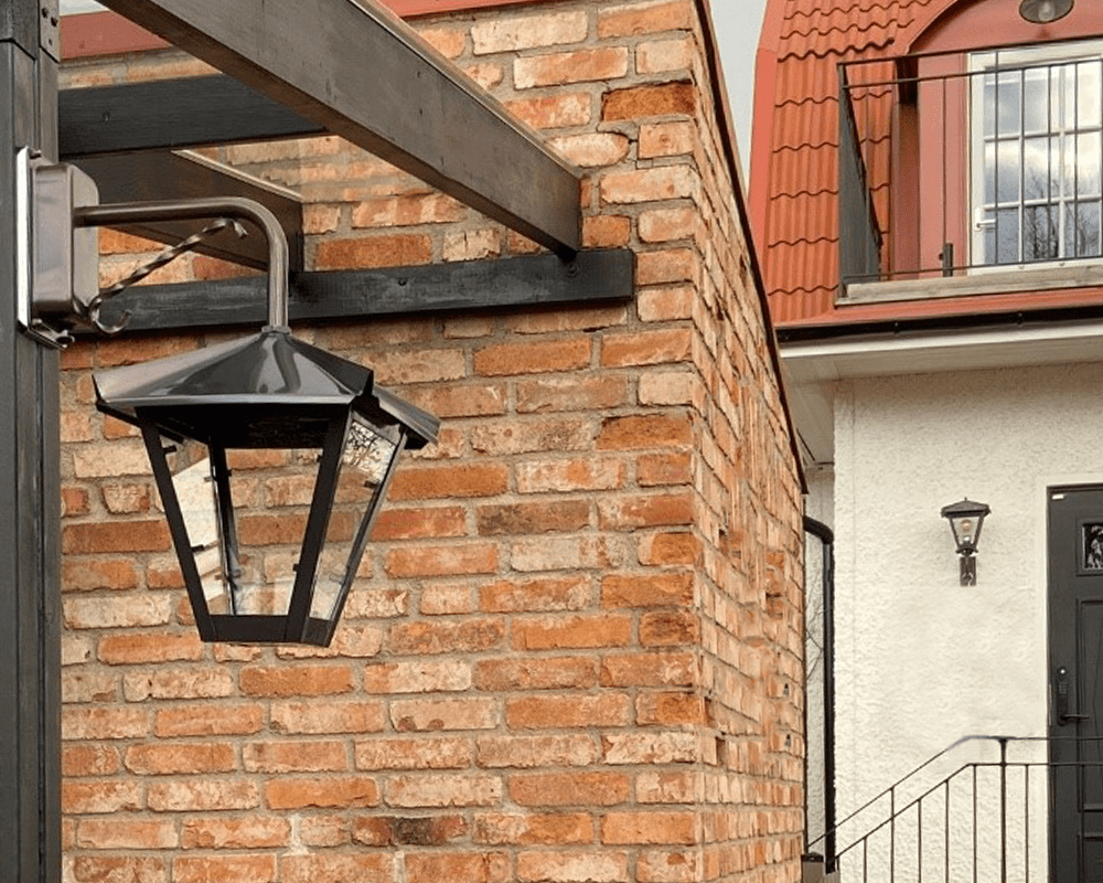 Gustav ned Oxidiertes Kupfer außenlampe Von Westal - Wählen Sie zwischen einer nach oben oder unten gerichteten Laterne in lackierter und rostbeständiger Ausführung oder in herrlich oxidiertem Kupfer.