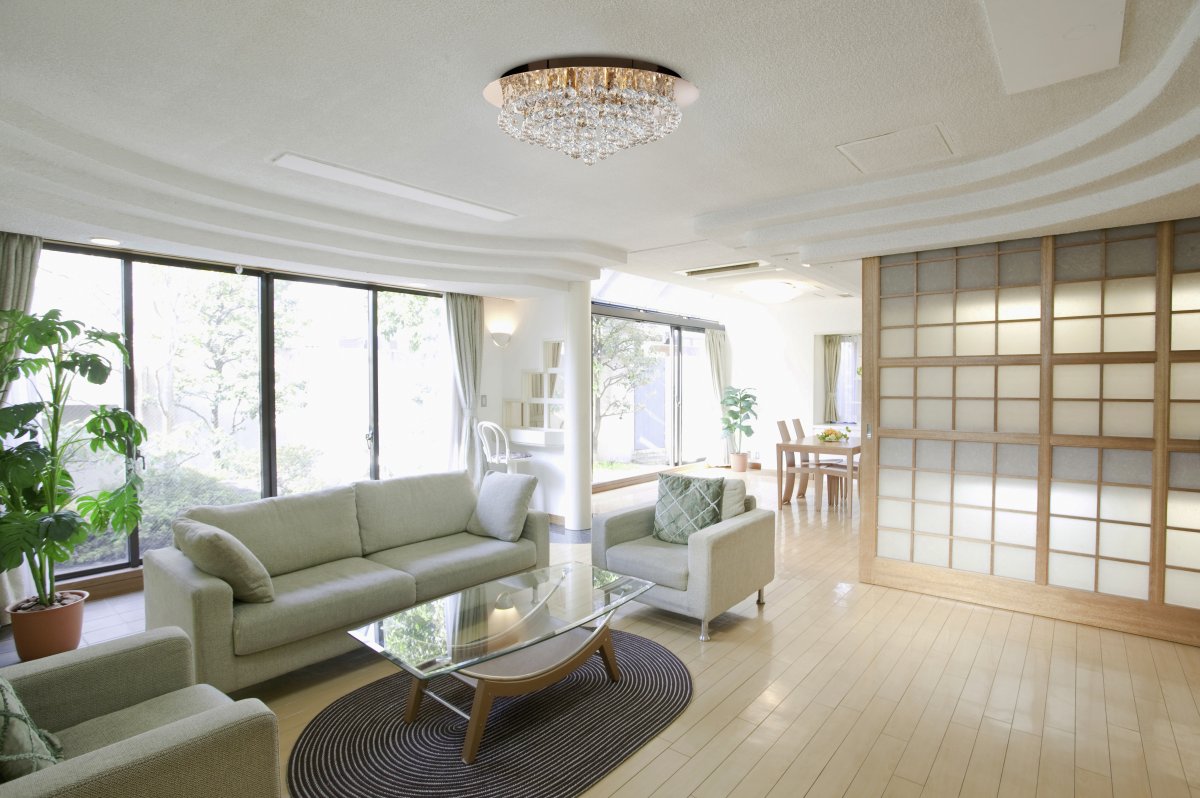 Hanna Ø55 Gold deckenleuchte Von Searchlight - Die Deckenleuchte Hanna mit ihren klaren Kristallkugeln ist atemberaubend.