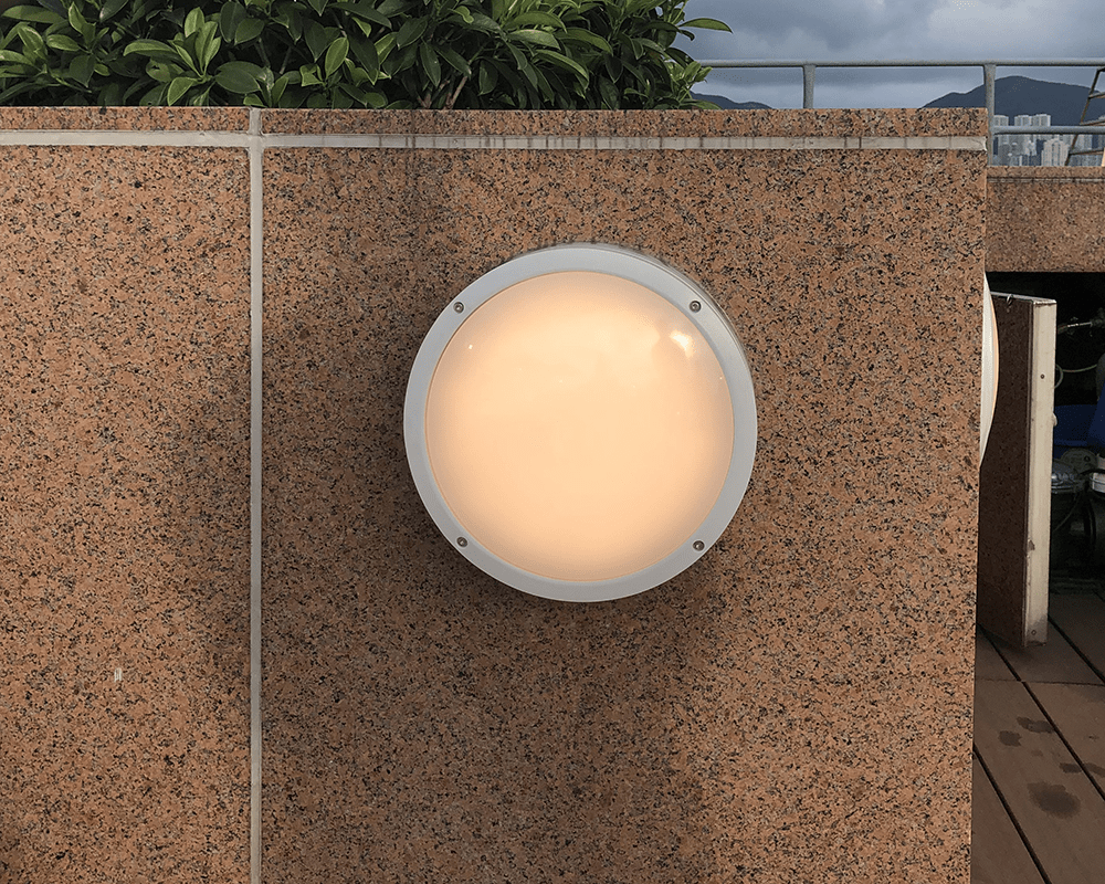 Diploma hel Weiß außenlampe Von Westal - Auf der Rückseite befinden sich zwei Ein- und Ausgänge sowie Schnellanschlussklemmenblöcke für einen einfachen Anschluss.