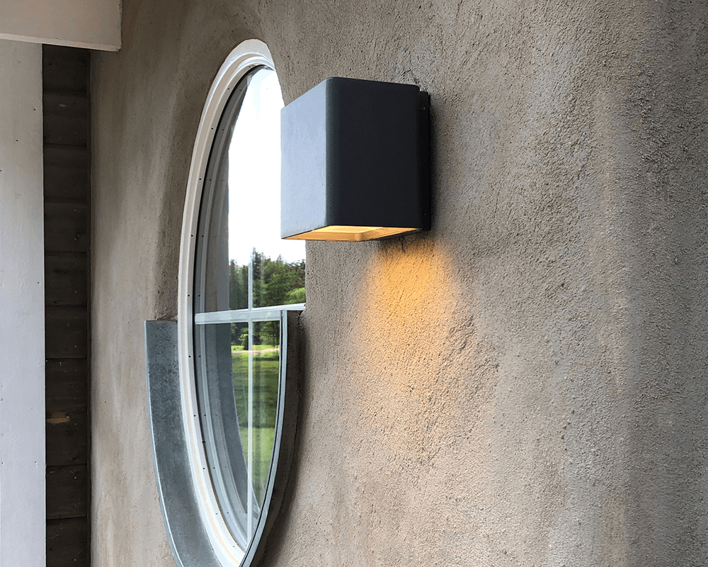 Jubilar I Schwarz außenlampe Von Westal - Auf der Rückseite befinden sich zwei Ein- und Ausgänge sowie Schnellanschlussklemmenblöcke für einen einfachen Anschluss.