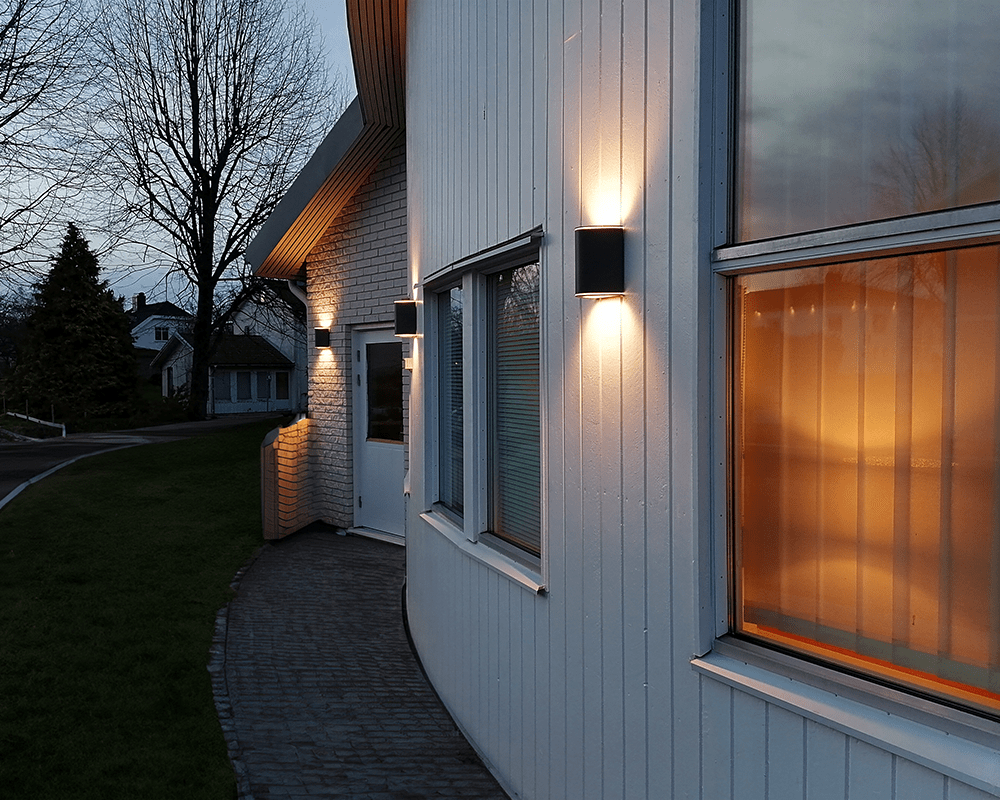 Trius II Schwarz außenlampe Von Westal - Klimaneutrale Wandleuchte aus stranggepresstem Aluminium mit Up-/Down-Licht.